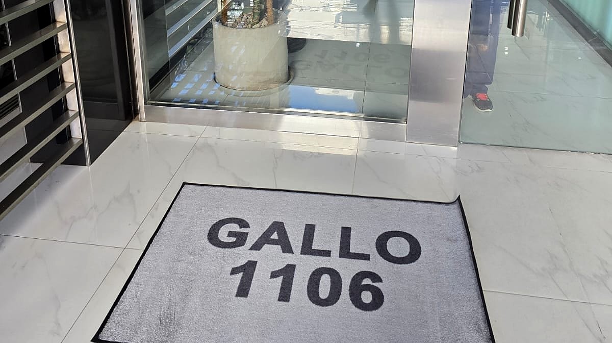 Alfombra personalizada Jet en trabajo real Gallo 1106